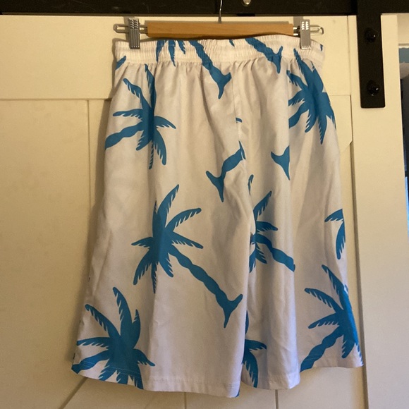 blue palmtree white shein shorts - Picture 2 of 2